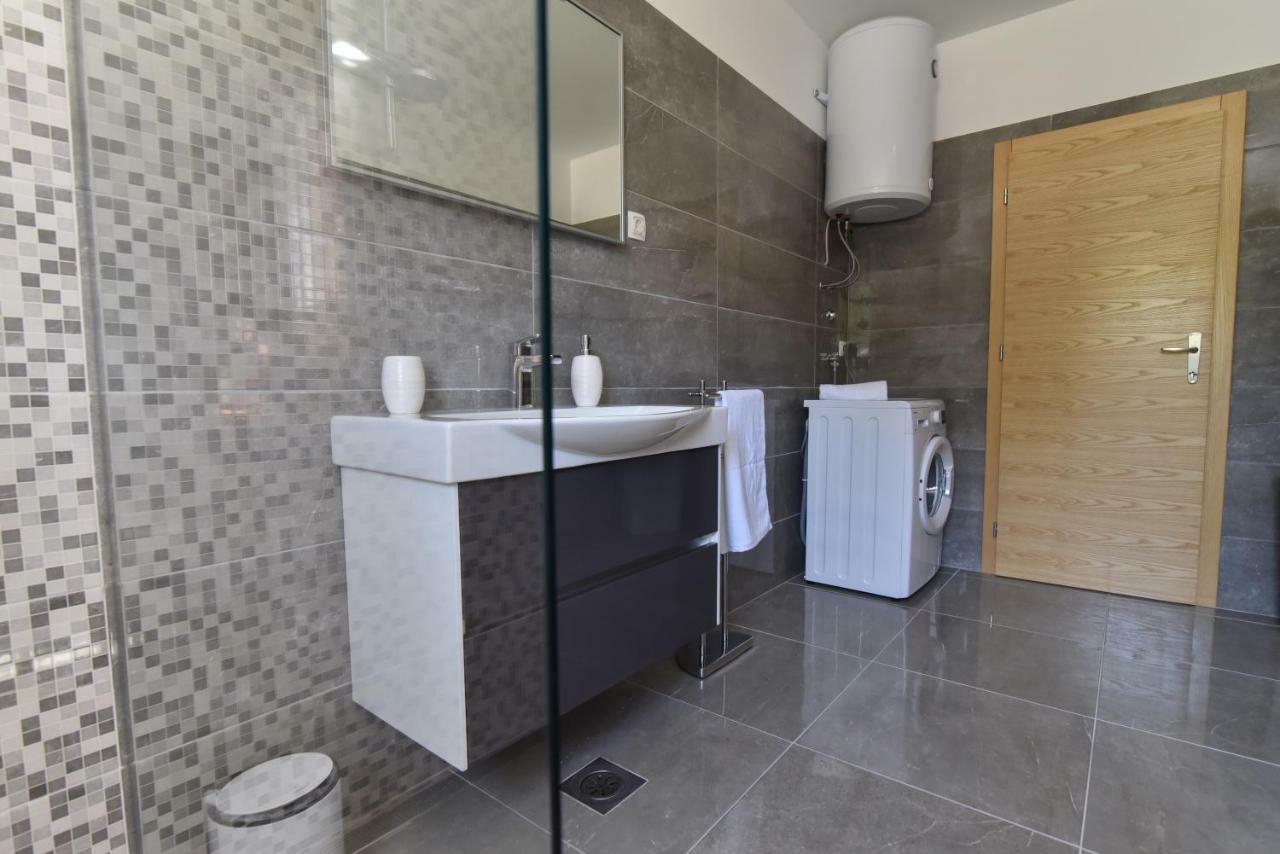 Villa Village Idylle With Heated Pool, Sauna, Jacuzzy And Private Parking Sukosan Exterior photo
