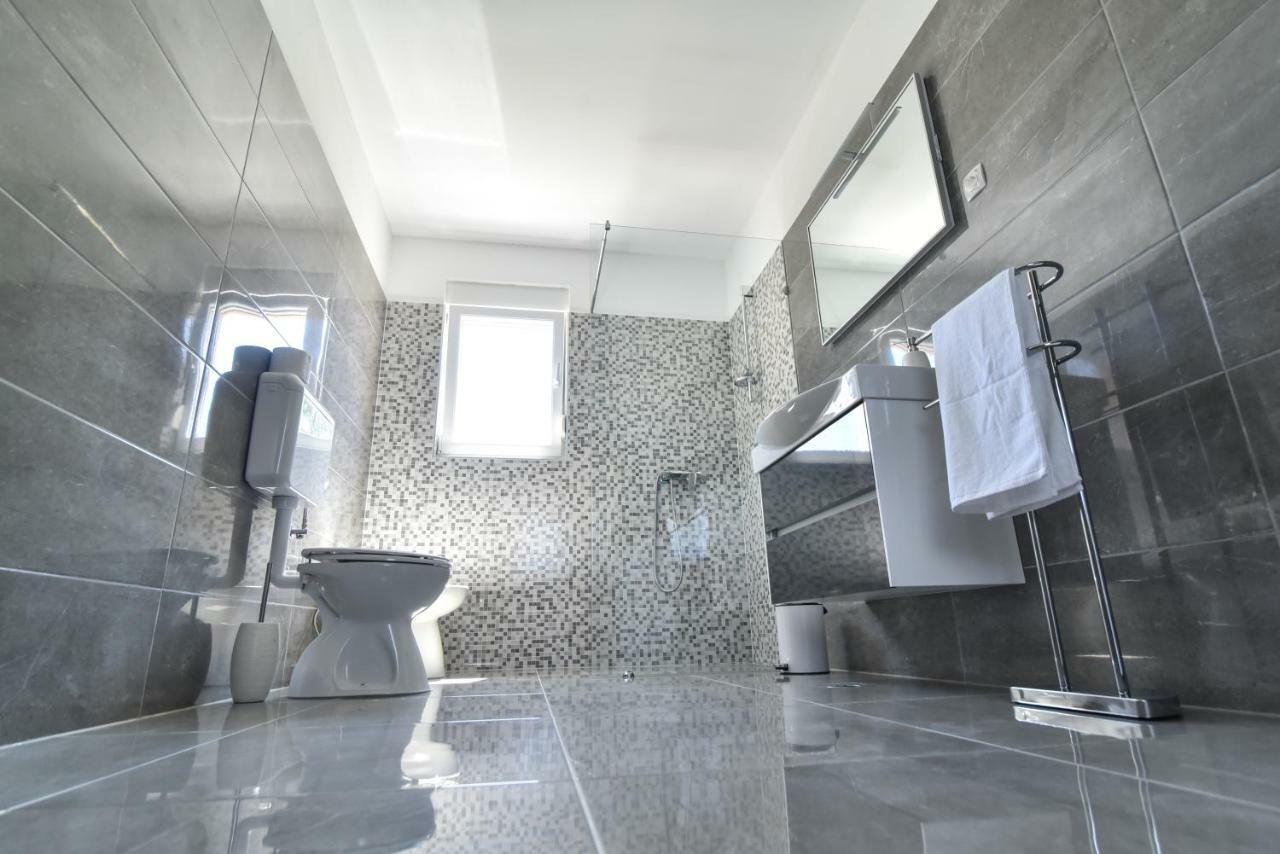 Villa Village Idylle With Heated Pool, Sauna, Jacuzzy And Private Parking Sukosan Exterior photo