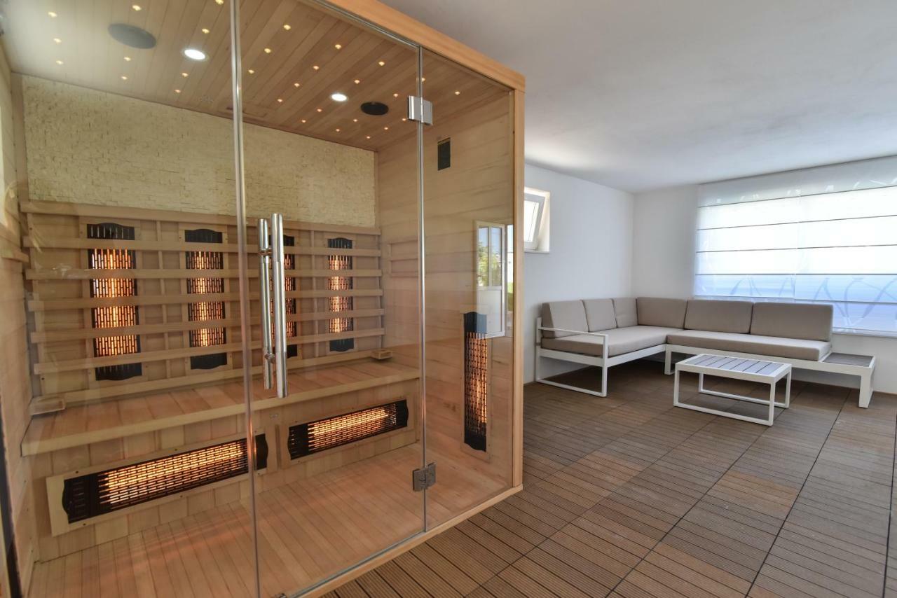 Villa Village Idylle With Heated Pool, Sauna, Jacuzzy And Private Parking Sukosan Exterior photo