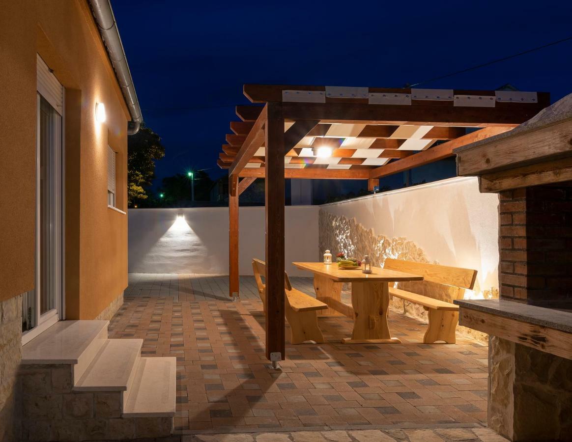 Villa Village Idylle With Heated Pool, Sauna, Jacuzzy And Private Parking Sukosan Exterior photo